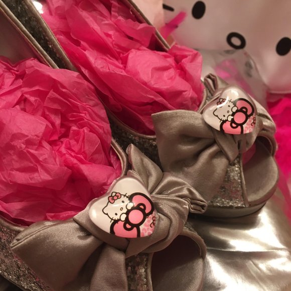 ADORABLE glitter covered peep toe hello kitty heels with hello kitty puff hearts - Picture 8 of 9